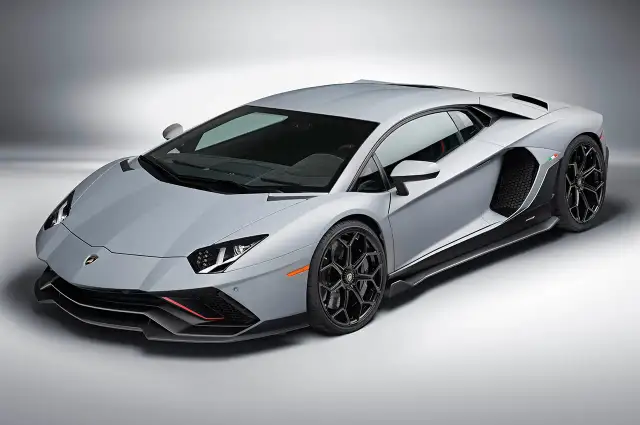 Ile koni mechanicznych ma Lamborghini Aventador? Zaskakujące różnice!