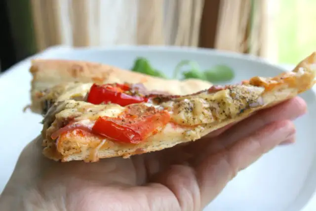 Ile powinno wyrastać ciasto na pizzę, aby uniknąć zakalca?