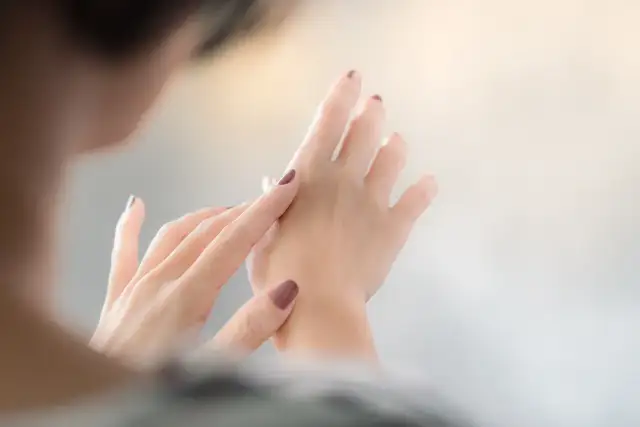 Jak zapobiec poceniu się dłoni? Domowe sposoby i skuteczne leczenie.