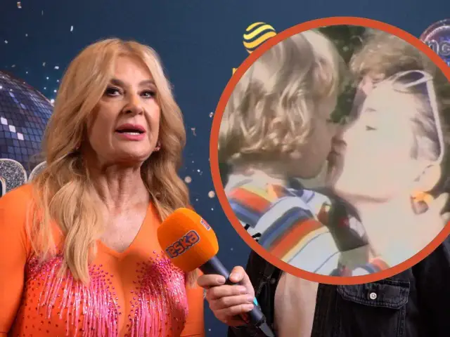 Majka Jeżowska w pomarańczowej kreacji, w tle zdjęcie z dzieciństwa, gdzie całuje syna. Piosenkarka wspomina: "A ja wolę moją mamę".