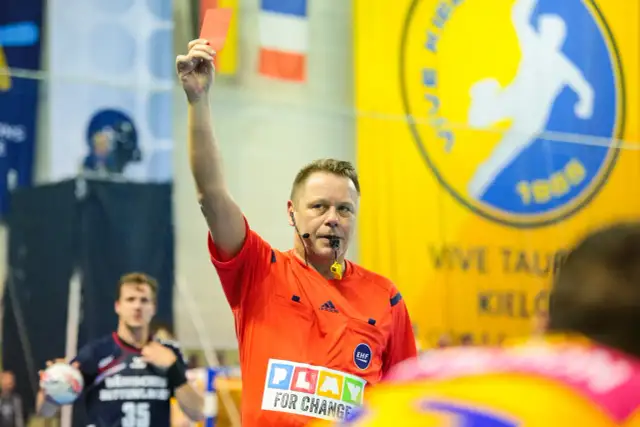 Sędzia pokazuje czerwoną kartkę, co oznacza co oznacza czerwona kartka w piłce ręcznej.