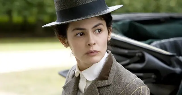 Najlepsze filmy o Coco Chanel, które musisz zobaczyć i gdzie je znaleźć