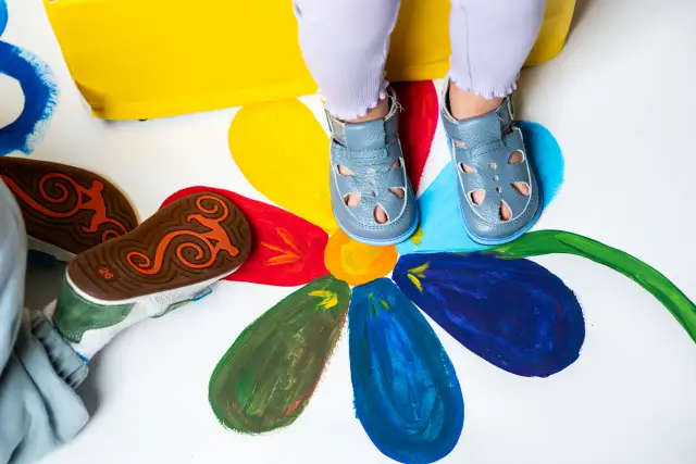 Jakie buty do żłobka wybrać, aby zapewnić komfort i bezpieczeństwo?