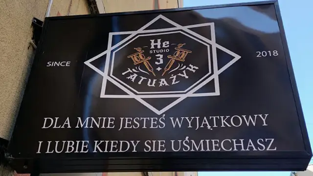 Cena tatuażu z napisem: Ile kosztuje i od czego zależy? Poradnik