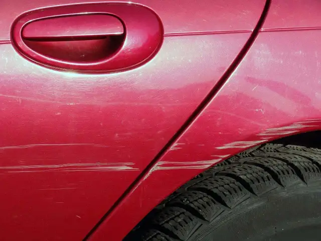 Zarysowanie auta na parkingu - co robić krok po kroku?