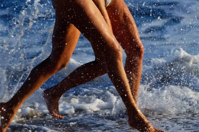 Peeling przed czy po depilacji? Złota zasada gładkiej skóry bez wrastania