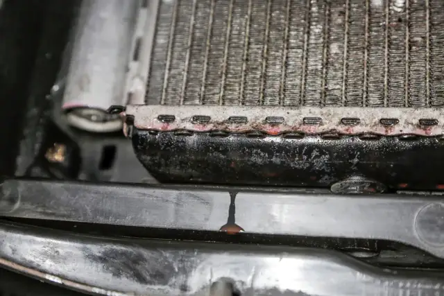 Skuteczne sposoby na to, czym umyć chłodnice z zewnątrz