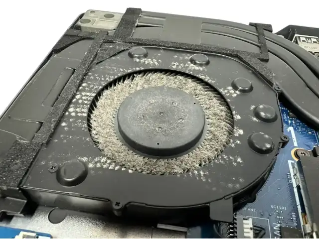 Laptop parzy, auto się grzeje? Ile kosztuje czyszczenie chłodzenia?