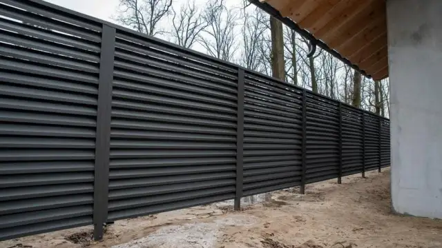 Ile kosztuje budowa ogrodzenia? Cennik 2026, ukryte koszty, porady.