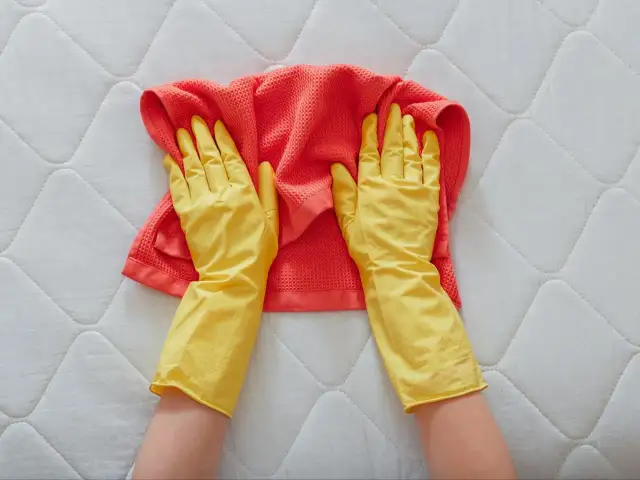 Jak usunąć krew z materaca? Skuteczne sposoby na każdą plamę