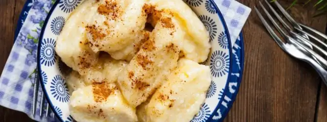 Kluski leniwe z czym podać, aby zaskoczyć smakiem i aromatem