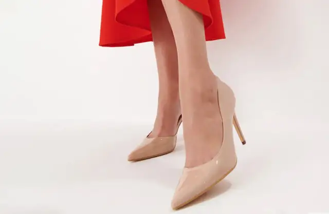 Jaki kolor butów do czerwonej sukni? Oto najlepsze połączenia!