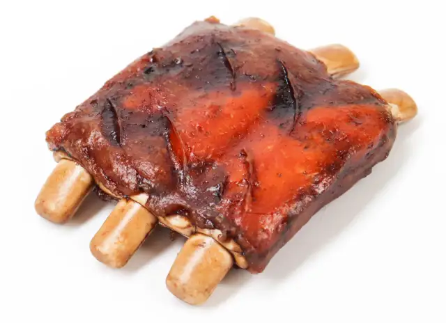 Żeberka dla psa? Weterynarz: Nigdy! Poznaj ryzyko i alternatywy