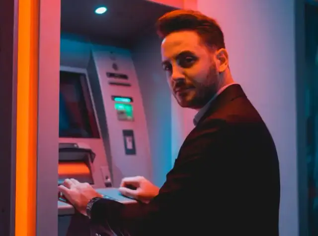 Bankomat wciągnął kartę: Najważniejsze kroki do szybkiego odzyskania