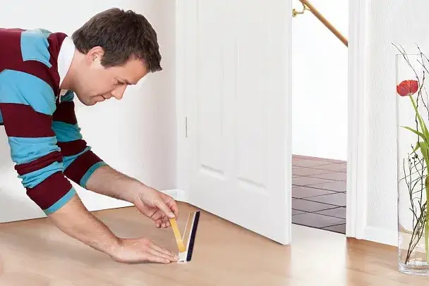 Jak uszczelnić drzwi od dołu, aby uniknąć przeciągów i kurzu