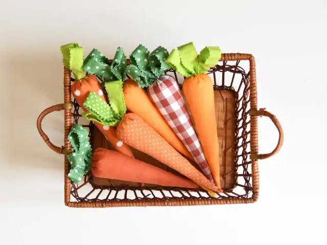 Urocze, materiałowe marchewki w koszyku. Dowiedz się, jak uszyć marchewkę na wielkanocne dekoracje.