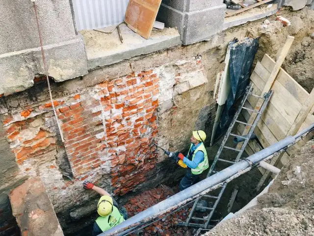 Skuteczne materiały na izolację poziomą fundamentów, które chronią przed wilgocią