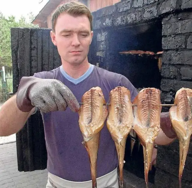 Wędzone ryby nad Bałtykiem: Jak rozpoznać świeże i uniknąć pułapek?