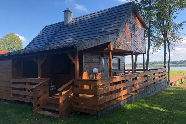 Domek nad jeziorem Narie? Wybierz idealny i zaplanuj urlop!