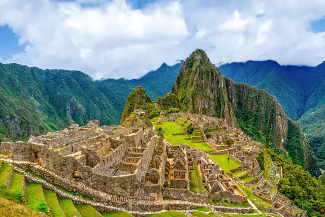 Machu Picchu, jeden z 7 cudów świata, majestatycznie wznosi się wśród zielonych Andów.