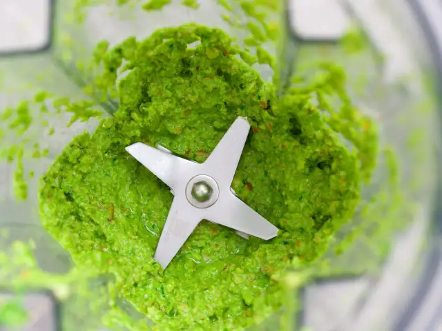 Pesto z bazylii: zrób idealne! Uniknij błędów, poznaj triki.