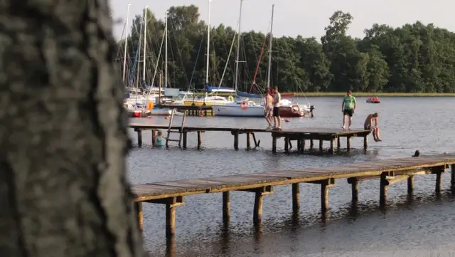 Pole namiotowe nad Jeziorem Średnim w Turawie: co warto wiedzieć przed biwakiem?