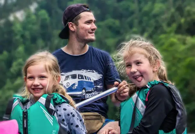 Co zabrać na kajaki z dzieckiem, aby zapewnić mu bezpieczeństwo i radość