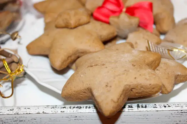 Gwiazdki piernikowe, idealne na święta. Pyszny przepis na bezglutenowe pierniki.