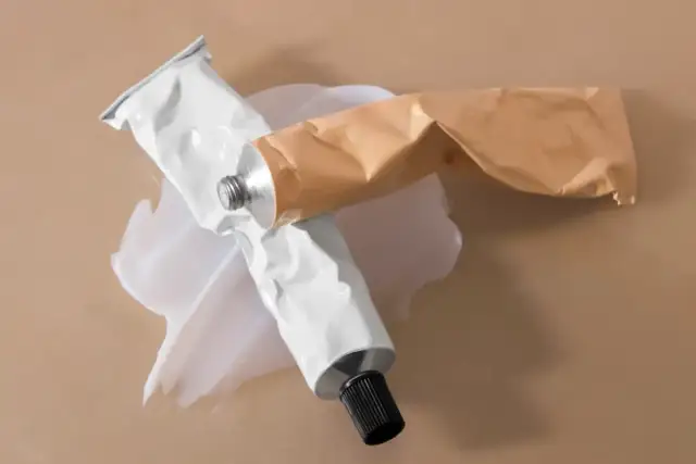 Maść cynkowa na pryszcze: Kiedy pomoże, a kiedy zaszkodzi?