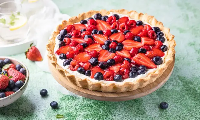 Idealna tarta owocowa: przepis na kruchy spód i aksamitny krem.
