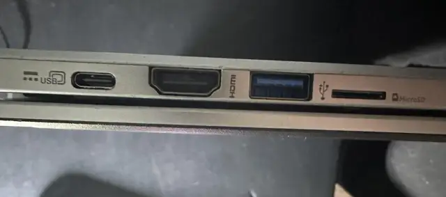 Porty USB, HDMI, USB-A i MicroSD na krawędzi laptopa.