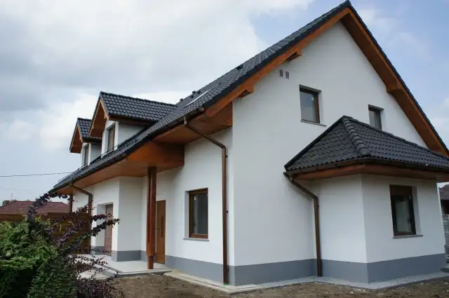 Jakie kolory elewacji pasują do złotego dębu, aby uniknąć błędów?