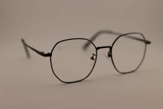 Szare czy brązowe fotochromy? Wybierz idealne dla Twojego wzroku!