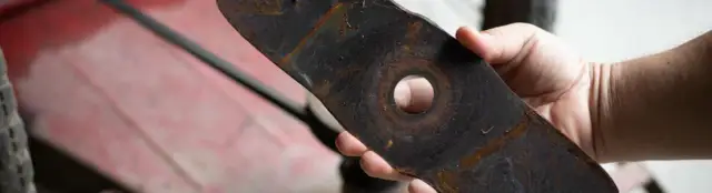 Jak naostrzyć nóż do kosiarki, aby uniknąć złego cięcia trawy