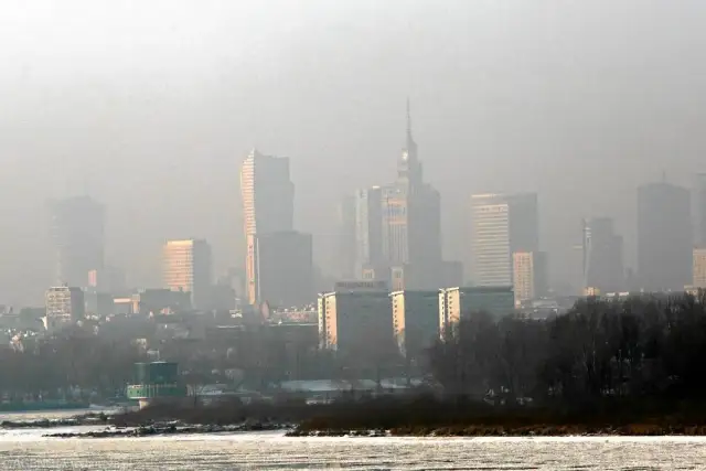 Dlaczego w Warszawie jest smog? Niska emisja, auta i pogoda