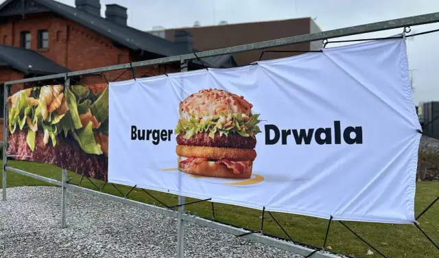 Reklama Burgera Drwala. Pyszny, wielowarstwowy burger z chrupiącym dodatkiem i bekonem.