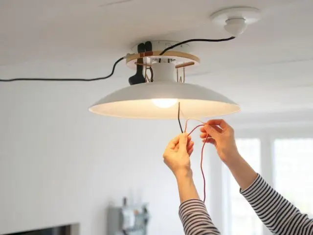 Montaż lampek na ścianie: bez wiercenia czy z nim? Poradnik Fryderyka