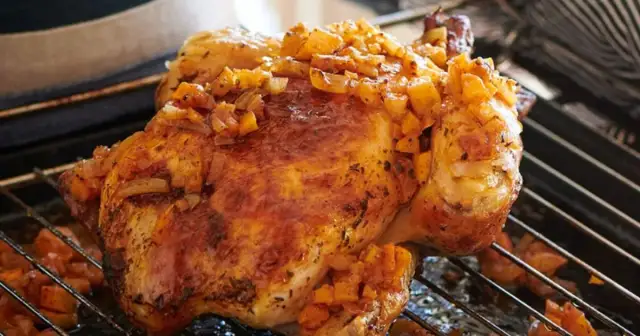 Czym natrzeć kurczaka do pieczenia, aby był soczysty i aromatyczny