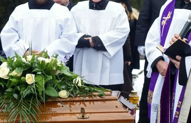 Ile ksiądz bierze za pogrzeb? Poznaj ukryte koszty ceremonii