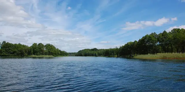 Jezioro Lubicko Wielkie: Raj dla wędkarzy i miłośników przyrody