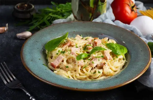 Jak dobrać wino do makaronu? Uniknij błędów i ciesz się smakiem!