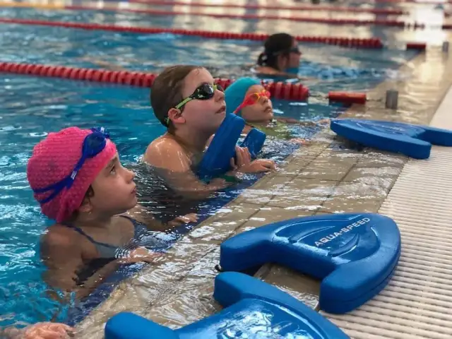 Ile trwa nauka pływania? Fakty, czynniki i etapy nauki