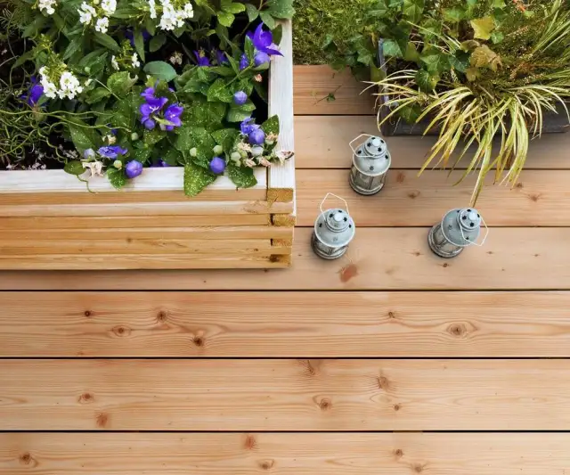 Najlepsze materiały na podłogę na balkon, które przetrwają każdą pogodę