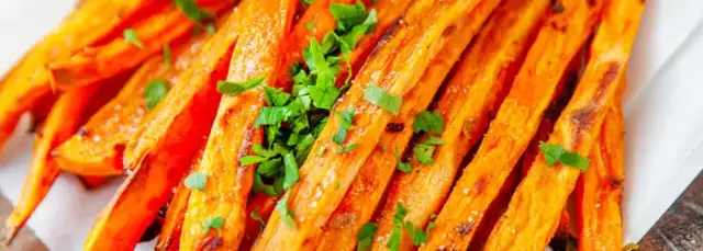 Frytki z batatów: z czym podawać? Sprawdzone przepisy i inspiracje