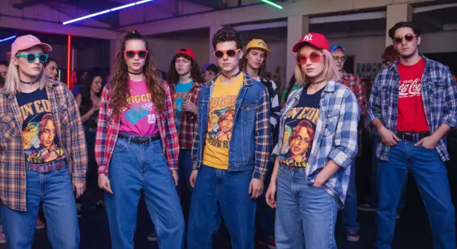 Styl lat 90.: Jak nosić trendy z dekady, by wyglądać modnie?