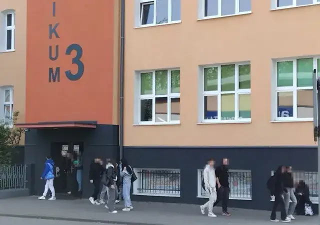 Czy pełnoletni uczeń może zastrzec aby oceny przed rodzicami?