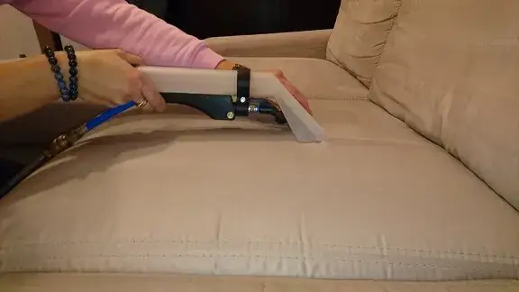 Jak wyprać kanapę z moczu i skutecznie usunąć nieprzyjemny zapach