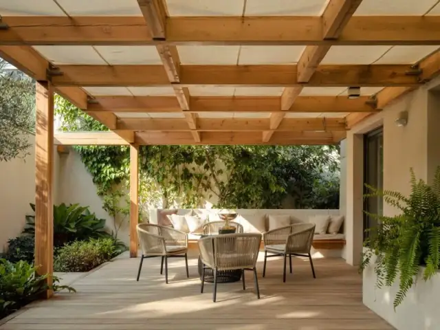 Ile kosztuje zadaszenie tarasu z drewna? Sprawdź ceny i opcje