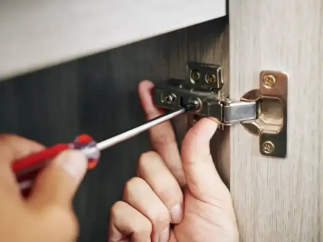 Jak wyregulować zawiasy w szafce? Prosty poradnik krok po kroku