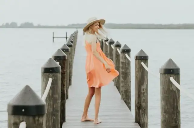 Morelowa sukienka: Jakie buty? Poradnik stylistki na każdą okazję.